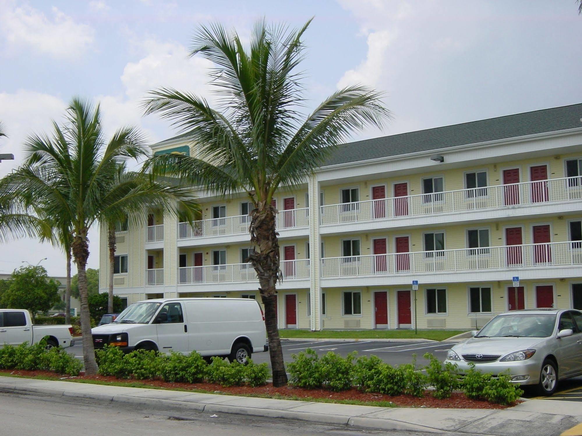 Hometowne Studios By Red Roof Fort Lauderdale Exterior photo